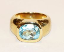 8 k Gelbgold Ring mit Blautopas, 11,3 gr., Gr. 57