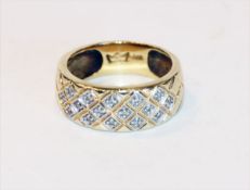 14 k Gelbgold Ring mit in Weißgold gefaßten Diamantsplittern, 4,29 gr., Gr. 57