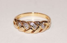 14 k Gelbgold Ring mit kleinen in Weißgold gefaßten Diamanten, 2,6 gr., Gr. 53
