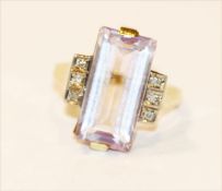 Dekorativer 14 k Gelbgold Ring mit hellem Amethyst in Baguetteschliff und 6 in Weißgold gefaßten