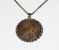 Kette, 835 Silber, L 68 cm, mit gefaßtem Maria Theresienthaler, 41,8 gr., Tragespuren