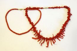 Korallenkette mit 8 k Gelbgold Schließe, L 36 cm, und Astkorallen-Kette, L 44 cm, Tragespuren