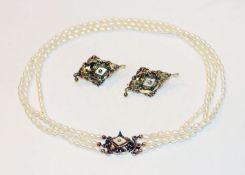 Sehr schönes Schmuck-Set: Perlen-Collier, 3-reihig mit 925 Silber/vergoldeter Schließe, L 36 cm, und