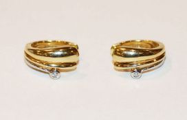 14 k Gelb- und Weißgold Ohrringe mit je einem Diamant, 4,3 gr. L 1,3 cm