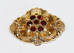 14 k Gelbgold Trachten-Brosche mit Reliefdekor und 7 Granaten, 5,5 gr., B 3,5 cm, sehr guter