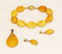 Bernstein Schmuck-Set: Armband, L 19 cm, Anhänger. L 4,5 cm, und Paar Ohrstecker, 31,62