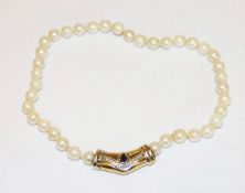 Perlenkette mit 14 k Gelb- und Weißgold Schließe mit Safirtropfen, L 32 cm