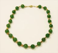 Jade-Kugelkette mit 14 k Gelbgold-Zwischenteilen, L 40 cm