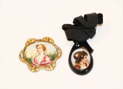 Dekorative Porzellan Brosche mit Frauenbildnis und Metallrand, 5,5 cm x 6 cm und Anhänger mit