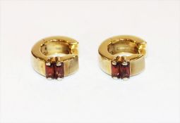 Paar 9 k Gelbgold Creolen mit Topas, 5,21 gr., D 1,5 cm