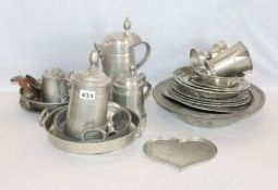 Zinn-Konvolut: Teller, Schalen, 2 Bierkrüge, 4 Kannen, 2 Kerzenleuchter, zus. ca. 13,5 kg, Alters-
