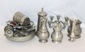 Zinn-Konvolut: Wanduhr, Schale, Bierkrug, Becher, Schnapsbecher, Kannen und Leuchter, zus. 10,5