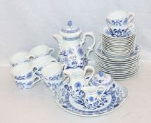 Hutschenreuther Kaffee-Serviceteile mit Zwiebelmusterdekor, Kaffeekanne, 2 Milch und Zucker, 12