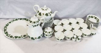 Hutschenreuther Kaffee- und Tee-Serviceteile mit Weinlaubdekor, Kaffee- und Teekanne, Milch und