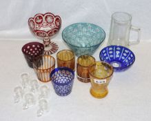 Glas-Konvolut: 3 bunte Wassergläser, 6 Schnapsgläser mit graviertem Jagddekor, bernsteinfarbener