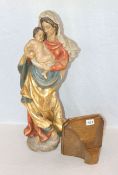 Holzskulptur 'Maria mit Kind', farbig gefaßt, teils bestossen, H 61 cm, und Wandsockel, dunkel