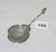Dekorativer Silber Löffel mit durchbrochener Verzierung, 70 gr., Punze schlecht lesbar, ev. 800