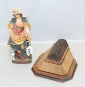 Holzskulptur 'Heilige Elisabeth', farbig gefaßt, H 30 cm, und passender Wandsockel, H 8,5 cm, B 20