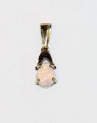 14 k Gelbgold Anhänger mit Opal, 0,65 gr., L 1,5 cm