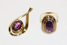 8 k Gelbgold Ring, Gr. 56, und Anhänger, L 4 cm, beides mit Amethyst, zus. 6,35 gr.