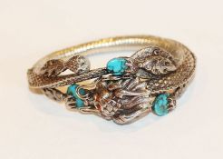 Drachenarmreif mit plastischem Drachendekor, Türkise und Koralle, Silber geprüft, D 6,5 cm, 47.6