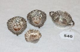Sterlingsilber-Konvolut: 2 Schälchen in Herzform, Schälchen in Muschelform und Henkelkörbchen,
