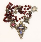 Rosenkranz mit granatroten Glasperlen und filigranen Gesätzten und Anhängern, Kreuz teils