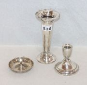 Silber-Konvolut: Kerzenleuchter mit gefülltem Fuß, H 9,5 cm, Vase, H 17 cm, und Schälchen,