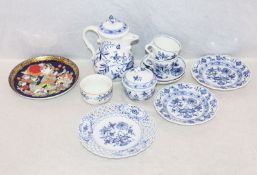 Meissen Porzellan-Konvolut mit Zwiebelmusterdekor: Mokkakanne, Zuckerdose, 2 Mokkatassen mit