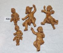 Konvolut von 5 Holzskulpturen 'Engel', gebeizt, teils beschädigt, H 12/16 cm