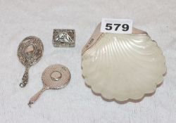 Sterlingsilber-Konvolut, Muschelschale mit Glaseinsatz, kleines Deckeldöschen und 2 Anhänger in Form