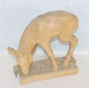 Holz Skulptur 'Reh', gebeizt, H 28 cm, B 13 cm, T 30 cm, Skulptur und Sockel gesprungen