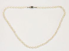 Perlenkette mit 14 k Weißgold Schließe mit 2 Safiren, L 44 cm