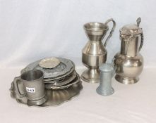 Zinn-Konvolut: Teller, Schalen, Henkelkannen, Becher, zus. 6,45 kg, Gebrauchsspuren