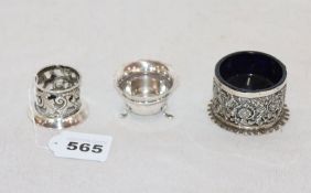 Sterlingsilber Schälchen, kleiner Flaschenständer und Salzgefäß mit blauem Glaseinsatz,