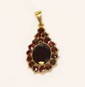 8 k Gelbgold Granat-Anhänger, L 3,5 cm