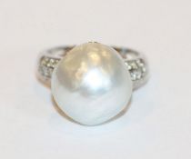 Ausgefallener 18 k Weißgold Ring mit großer Südseeperle ? und Diamanten, 9,8 gr., Gr. 54