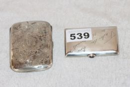 2 Sterlingsilber Etui, graviert, zus. 117 gr., teils verbeult, Gebrauchsspuren