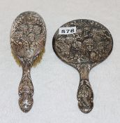 Sterlingsilber Handspiegel und Bürste mit reliefiertem Engeldekor, teils beschädigt und verbeult,