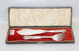 Fisch-Vorlegbesteck, versilbert mit reliefierten Griffen, in Originaletui, Gebrauchsspuren