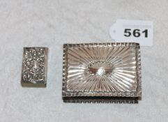 2 Streichholz-Hüllen aus Sterlingsilber mit Reliefdekor in verschiedenen Größen, zus. 64 gr.,