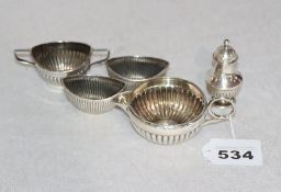Sterlingsilber-Konvolut: Salzstreuer, 3 Salzgefäße und Mappin & Webb London Kännchen, zus. 131