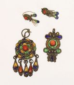 Berber Schmuckset: Silber ?, teils emailliert und mit Korallen besetzt, 2 Anhänger, L 7 / 5 cm,