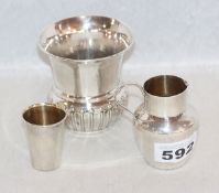 Sterlingsilber Konvolut: Vase, Schnapsbecher und Kännchen mit Gravur, 114 gr., teils verbeult,