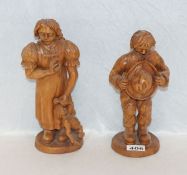 2 Holzfiguren, Mädchen mit Puppe und Junge mit Hut, geschnitzt und gebeizt, H 30/28 cm