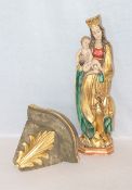 Holzskulptur 'Maria mit Kind', farbig gefaßt, H 50 cm, und Wand-Ecksockel, gefaßt, H 15 cm, B 27,5