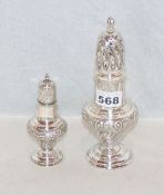 2 dekorative Sterlingsilber Zuckerstreuer mit reliefiertem Dekor, H 13,5/21 cm, 294 gr.