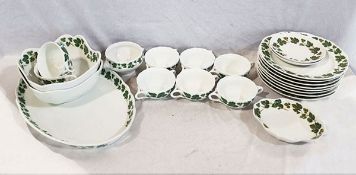 Hutschenreuther Speise-Serviceteile mit Weinlaubdekor, 8 Speiseteller, 8 Suppentassen mit