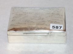 Sterlingsilber Zigarrenkasten mit Holzeinlage, Deckel mit gravierten Signaturen, teils verbeult, H 5