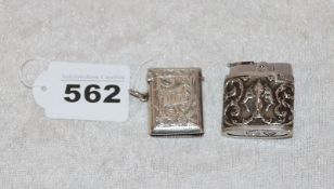 Sterlingsilber Streichholz-Anhänger mit graviertem Dekor, 3,5 cm x 2,5 cm, und kleines Feuerzeug mit